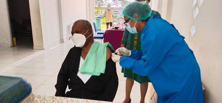 Bupati Jayapura Mathius Awoitauw mendapatkan vaksinasi Covid-19 gelombang I tahap I untuk kategori usia di atas 60 tahun dengan vaksin Sinovac yang dilaksanakan di RSUD Youwari, Doyo Baru, Distrik Waibhu, Kabupaten Jayapura, Kamis (18/2/2021)